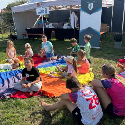 dzieci na kolorowej macie czekają na zadanie