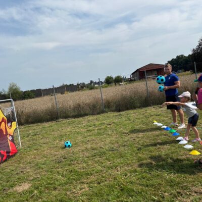 tata z synem rzucają piłką do celu