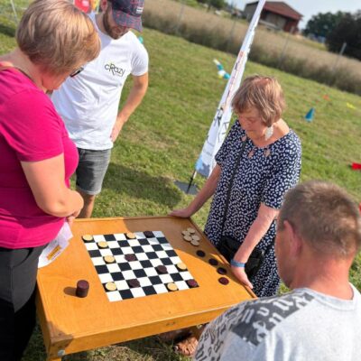 seniorzy grają w warcaby