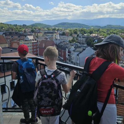 dzieci na wieży widokowej podziwiają widok