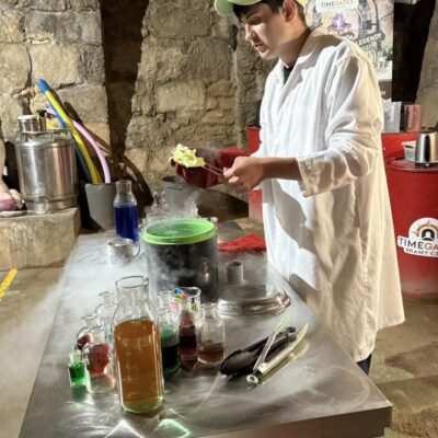 chemik pokazuje eksperyment, dym unosi się