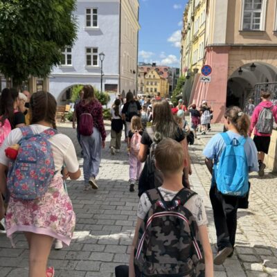 dzieci idą przez deptak w centrum miasta