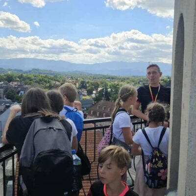 dzieci na wieży widokowej podziwiają widok