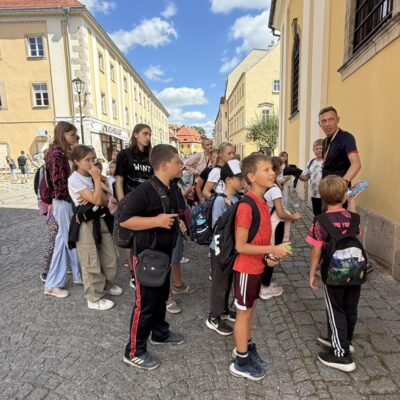 dzieci idą przez deptak w centrum miasta