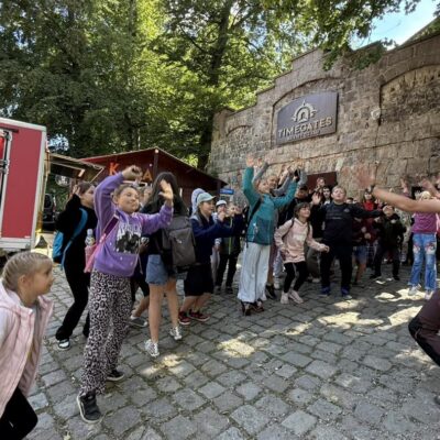 dzieci pozują do zdjęcia pod kopalnią