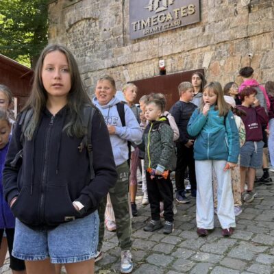 dzieci przed kopalnią ustawiają się w pary