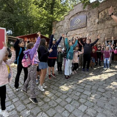 dzieci pozują do zdjęcia pod kopalnią