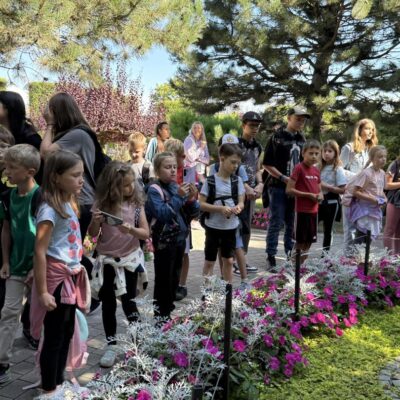 dzieci w ogrodzie podziwiają miniatury budowli