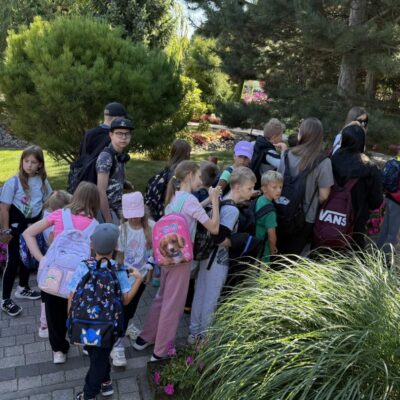 dzieci spacerują po parku