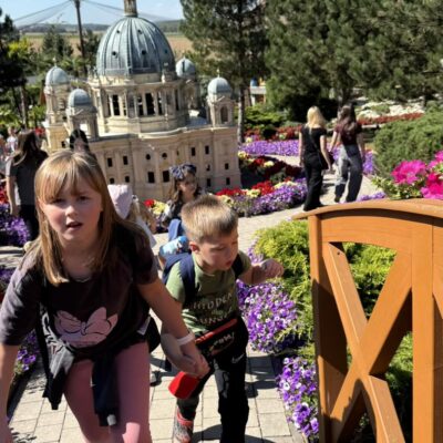 dzieci chodzą po parku i zwiedzają