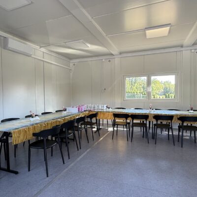 sala w świetlicy wiejskiej, stoły i krzesła