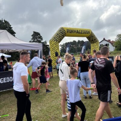 ludzie na placu podczas runmageddonu