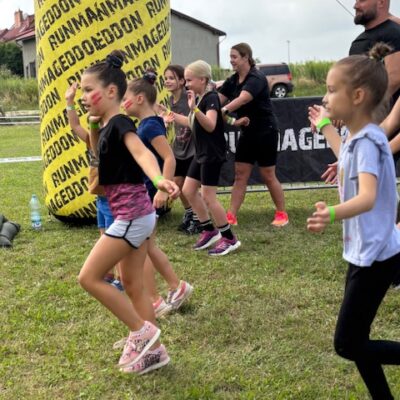 Dzieci rozgrzewają się na starcie do startu