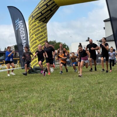 Ludzie startują, biegną przed siebie