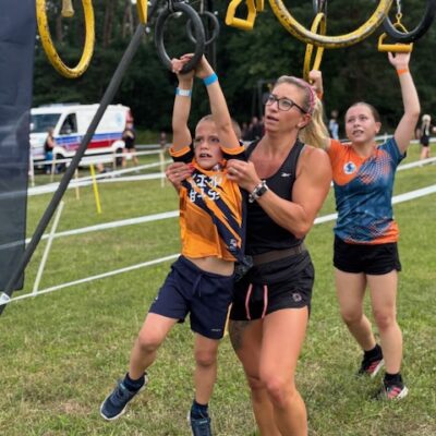 mama pomaga dziecku przejść tor