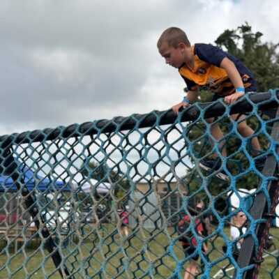 chłopczyk przechodzi przez przeszkodę z siatki