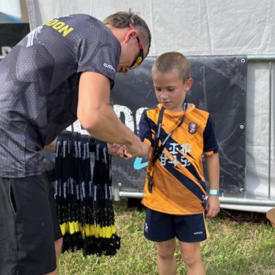 chłopczyk dostaje medal za przejście trasy