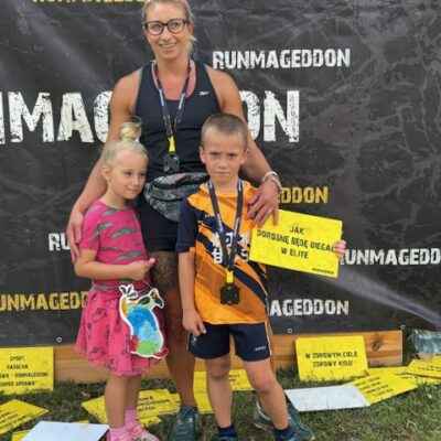 mama z dziećmi na ściance foto po starcie