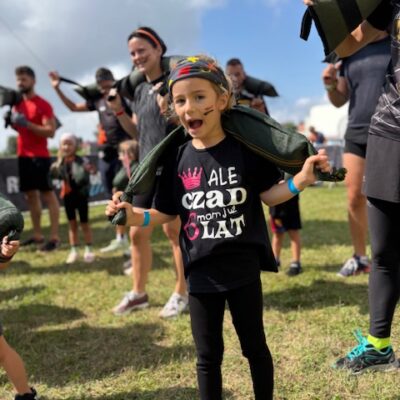 dziewczynka z workiem obciążeniowym krzyczy, ma barwy na twarzy z farby