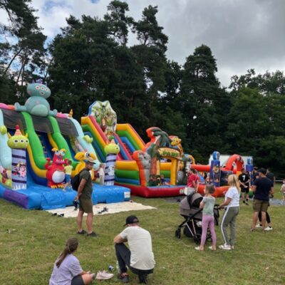 dmuchańce na placu , ludzie bawią się