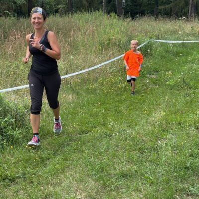 kobieta z synem biegną na polu