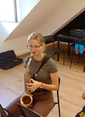 dziewczynka gra na instrumencie podczas lekcji