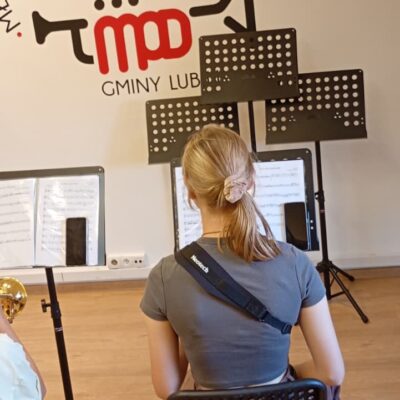 dziewczynka gra na instrumencie podczas lekcji