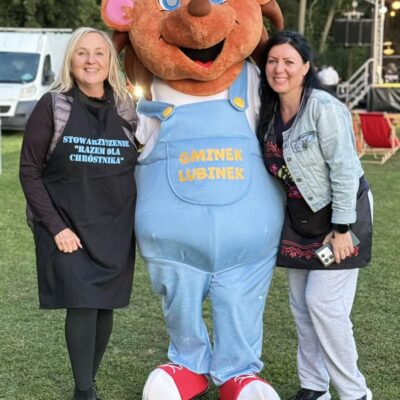 Gminek Lubinek z kobietami pozują do zdjęcia