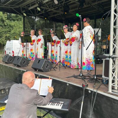 zespół Lejdis na scenie w kolorowych sukniach