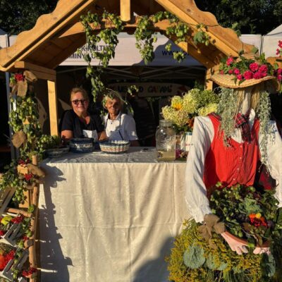 koło gospodyń pozuje do zdjęcia w domku