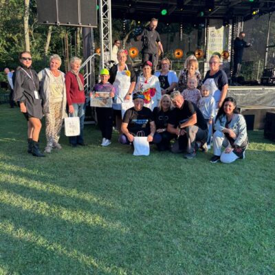 laureaci konkursu pod sceną pozują do zdjęcia