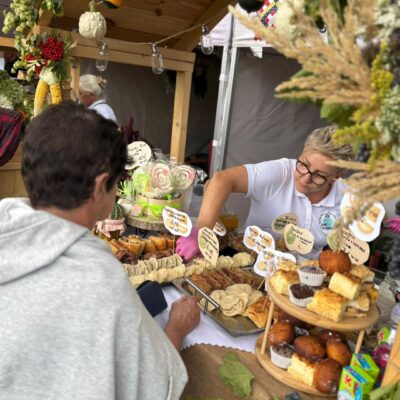 kobieta sprzedaje pierogi na stoisku