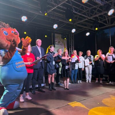 Laureaci konkursu z organizatorami i Gminkiem Lubinkiem na scenie biją brawa