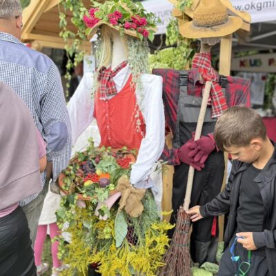 dekoracja domku kobieta w sukni z wiankiem na głowie