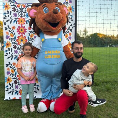 rodzina pozuje z maskotką Gminek Lubinek