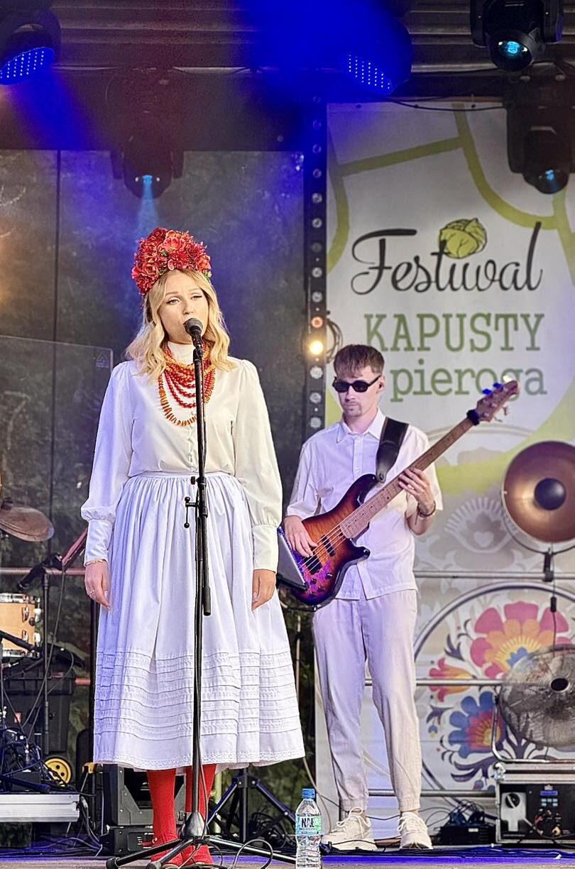 Zespół Tulia na scenie w tle gitarzysta