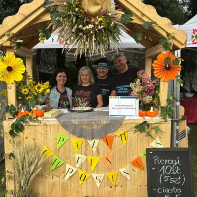 koło gospodyń pozuje do zdjęcia w domku