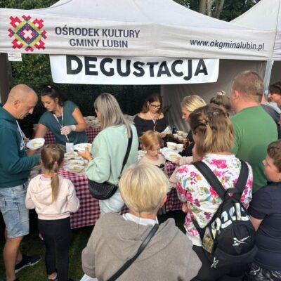 kolejka do degustacji pierogów