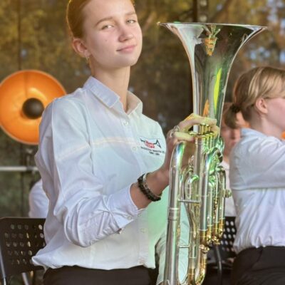 dziewczyna z instrumentem pozuje do zdjęcia