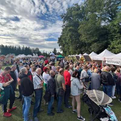 tłum ludzi na placu podczas wydarzenia