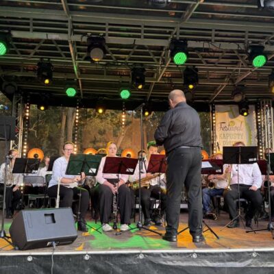 na scenie orkiestra którą dyryguje kapelmistrz