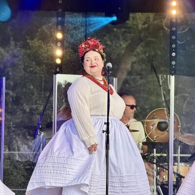 kobieta tańczy podczas występu