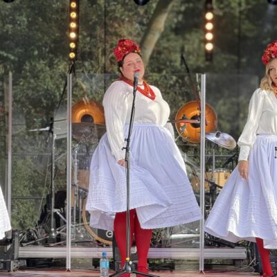 trzy panie z zespołu Tulia na scenie