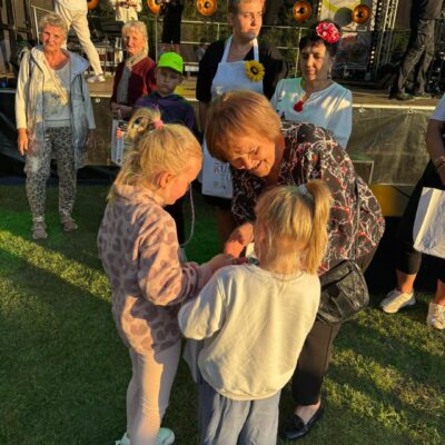 dzieci odbierają nagrody wręcza je kobieta