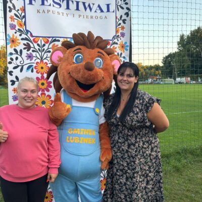 rodzina pozuje z maskotką Gminek Lubinek
