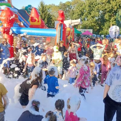 dzieci w piana party w tle dmuchańce