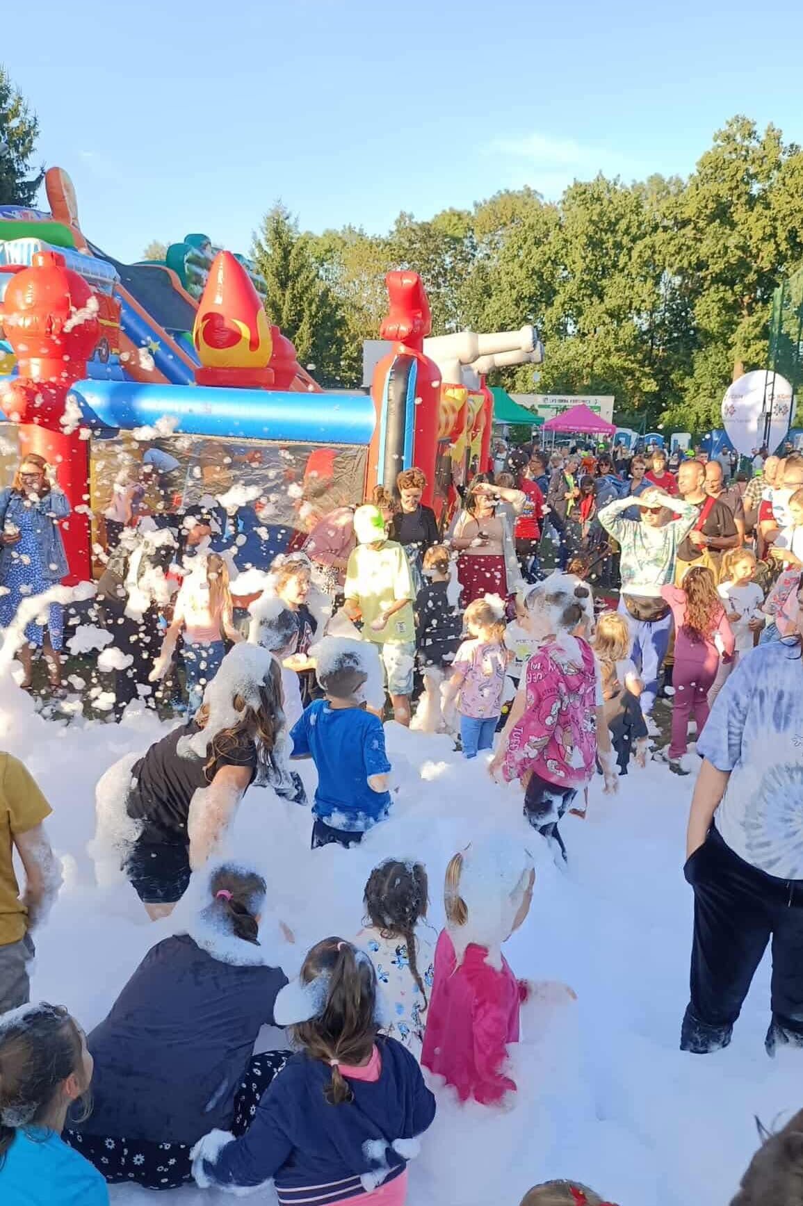 dzieci w piana party w tle dmuchańce