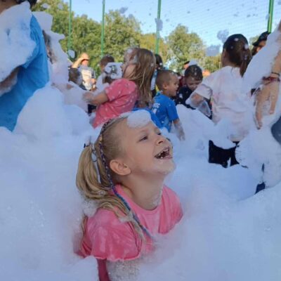 dziewczynka cała w pianie podczas zabawy