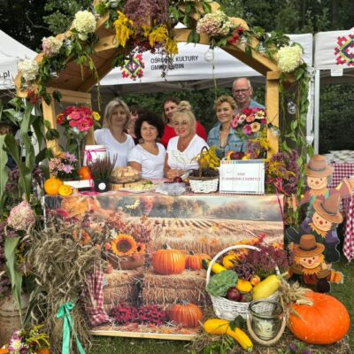 koło gospodyń pozuje do zdjęcia w domku