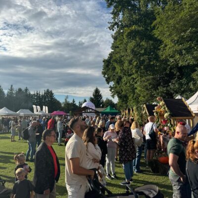 tłum ludzi na placu podczas wydarzenia